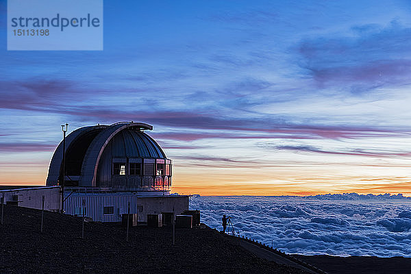 USA  Hawaii  Vulkan Mauna Kea  Teleskope der Mauna-Kea-Observatorien bei Sonnenuntergang