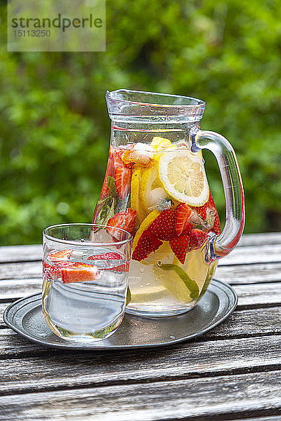 Entgiftungswasser mit Erdbeere  Limette  Zitrone und Minze im Glas