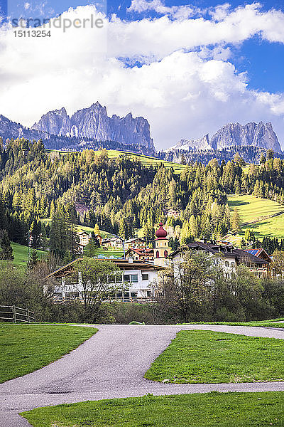 Italien  Trentino Alto Adige  Soraga  Blick auf das Dorf und die Dolomiten