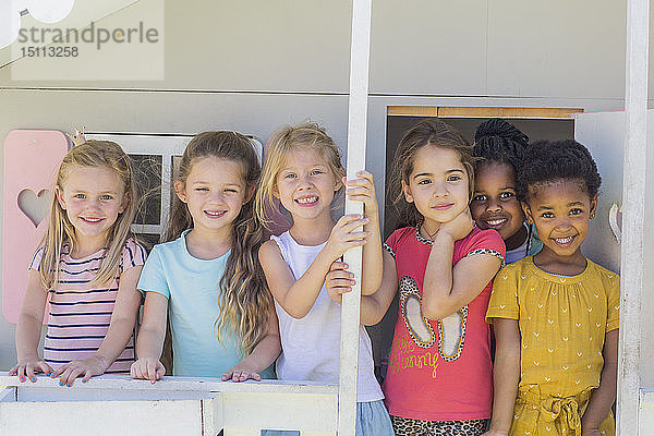 Porträt von lächelnden Mädchen im Kindergarten