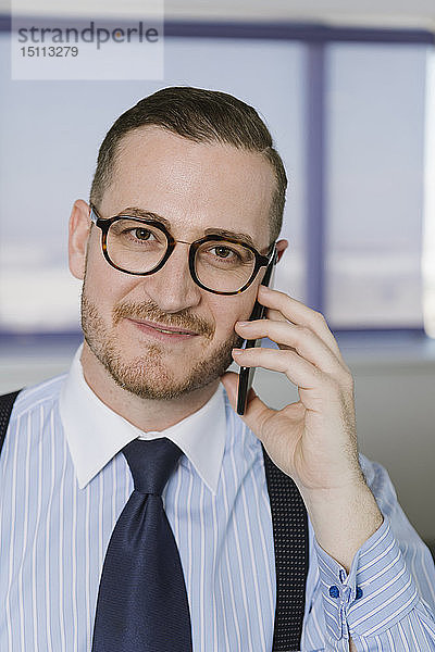 Porträt eines selbstbewussten Geschäftsmannes am Handy