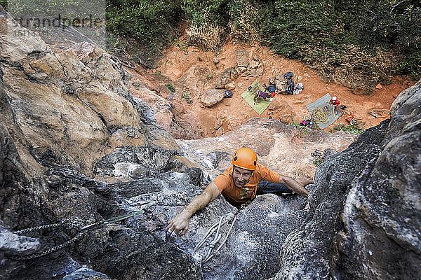 Thailand  Krabi  Thaiwand-Wand  Mann klettert in Felswand