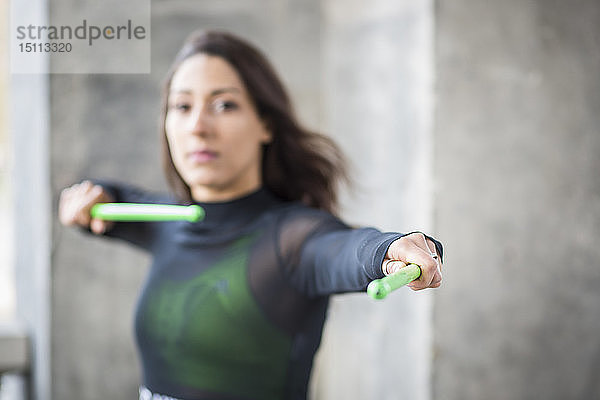 Junge Frau beim Pfund-Fitnesstraining