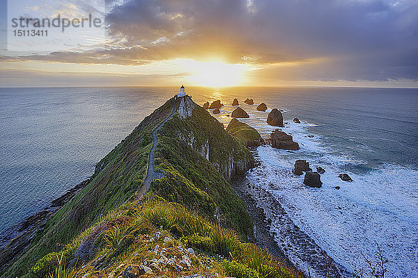 Neuseeland  Südinsel  Southern Scenic Route  Catlins  Nugget Point Leuchtturm bei Sonnenaufgang