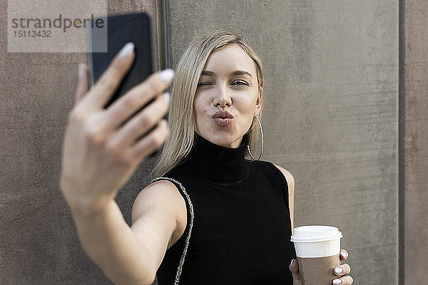 Porträt einer blonden Frau mit Kaffee zum Selbermachen mit dem Smartphone