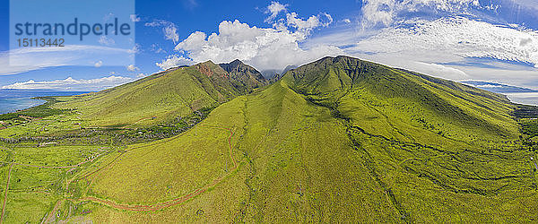 Luftaufnahme über die West Maui Mountains und den Pazifischen Ozean mit Puu Kukui  Maui  Hawaii  USA