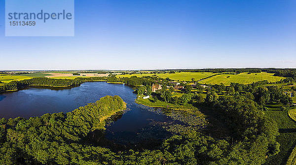 Deutschland  Mecklenburg-Vorpommern  Mecklenburgische Seenplatte  Schwinkendorf  Luftaufnahme des Ulrichshuser Sees und des Schlosses Ulrichshusen