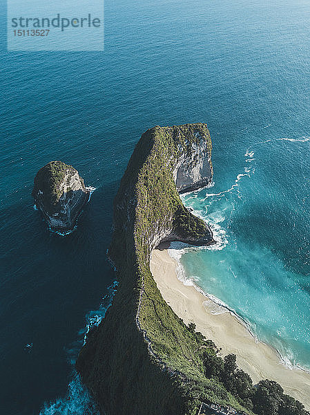 Luftaufnahme des Kelingking-Strandes  Insel Nusa Penida  Bali  Indonesien