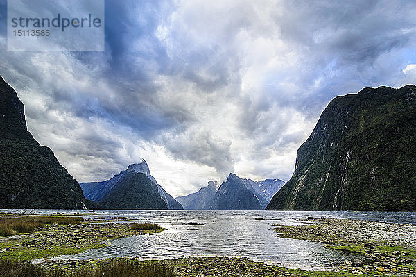 Dramatische Wolken im Milford Sound  Südinsel  Neuseeland