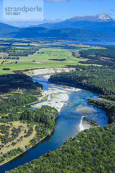 Luftaufnahme eines Flusses  der sich durch den Fiordland-Nationalpark schlängelt  Südinsel  Neuseeland
