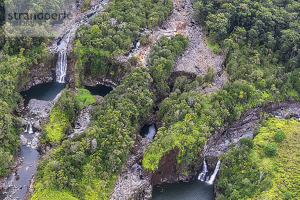 USA  Hawaii  Big Island  Luftaufnahme von Wailuku River  Kauwehu Falls und Hookelekele Stream  Lauiole Falls
