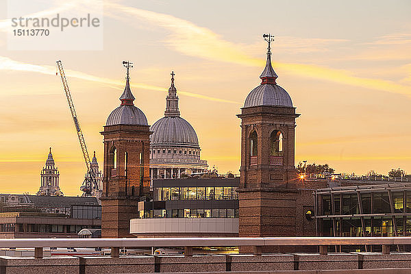 UK  London  Die Kuppel der St. Paul's Cathedral von der London Bridge aus gesehen