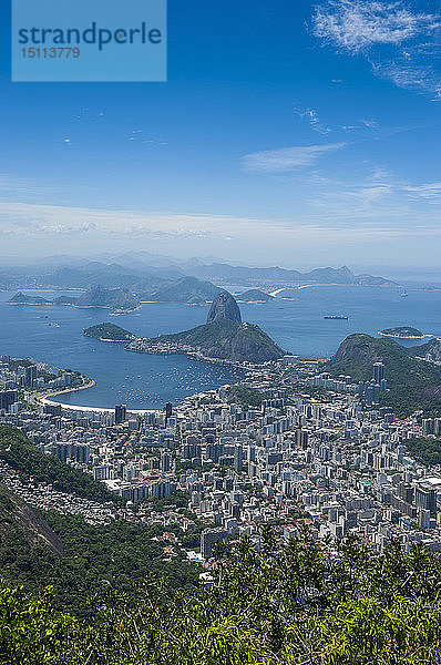 Ausblick von der Christus-Erlöser-Statue über Rio de Janeiro mit dem Zuckerhutberg  Brasilien