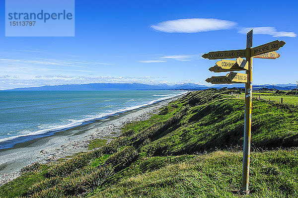 Wegweiser an der Te Waewae Bay  entlang der Straße von Invergargill nach Te Anau  Südinsel  Neuseeland
