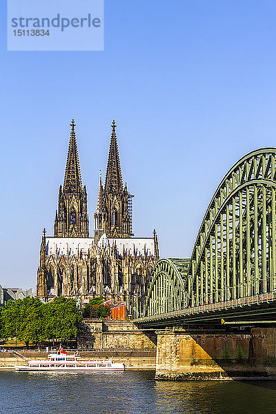 Blick auf den Kölner Dom mit der Hohenzollernbrücke und dem Rhein im Vordergrund  Köln  Deutschland