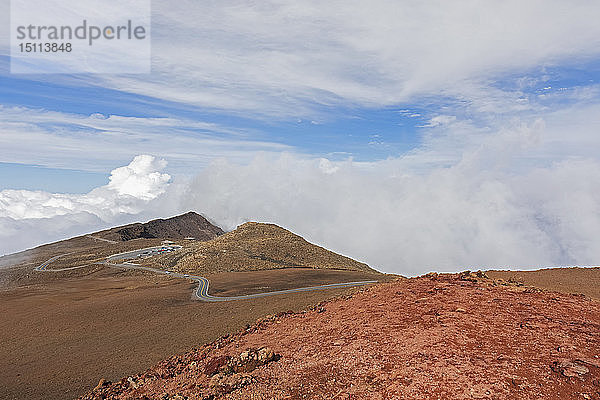 Blick vom Red Hill auf das Haleakala-Besucherzentrum und den Haleakala Highway  Maui  Hawaii  USA