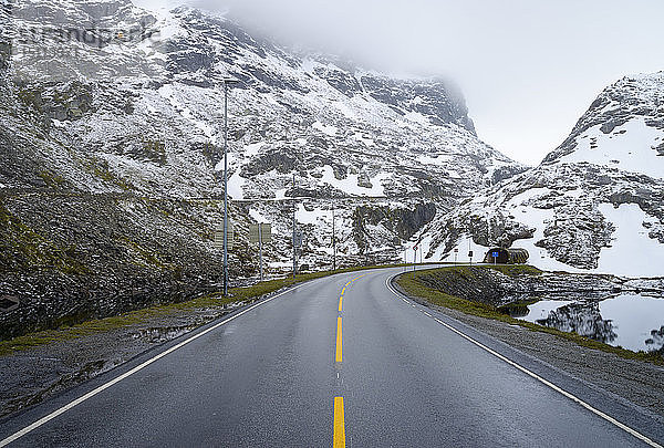 Leere Straßen und Straßentunnel in Norwegen
