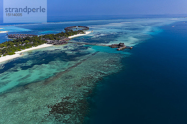 Malediven  Süd Male Atoll  Lagune von Olhuveli mit Sandstrand und Wasserbungalow  Luftaufnahme