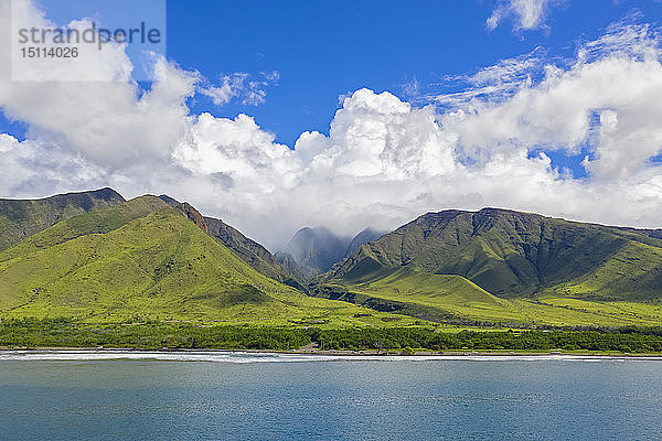 Luftaufnahme über die West Maui Mountains und den Pazifischen Ozean mit Puu Kukui entlang der Hawaii Route 30  Maui  Hawaii  USA