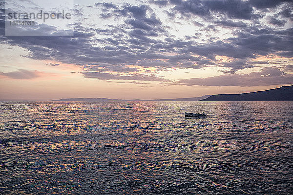 Griechenland  Messenien  Mani  Lefktro  Sonnenuntergang über dem Meer