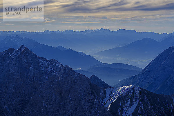 Deutschland  Bayern  Alpen  Blick von der Zugspitze über das Inntal nach Olperer