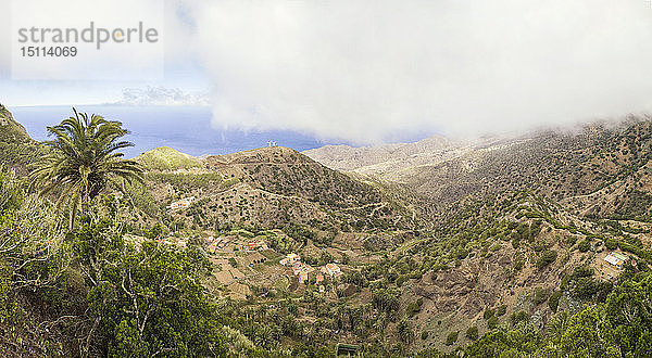 Spanien  Kanarische Inseln  La Gomera  Vallehermoso  Panoramablick über die Landschaft zum Meer