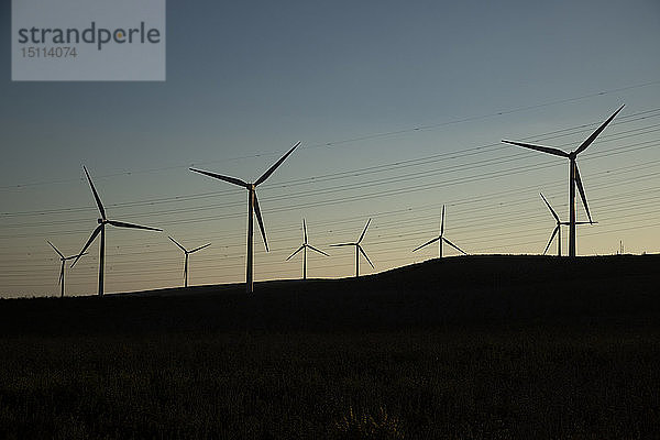 Spanien  Andalusien  Windturbinen in der Dämmerung
