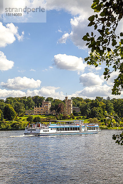 Blick auf Schloss Babelsberg mit einem Ausflugsboot auf der Havel im Vordergrund  Potsdam  Deutschland