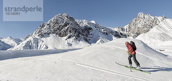 Georgien  Kaukasus  Gudauri  Mann auf Skitour