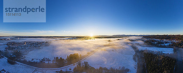 Deutschland  Bayern  Geretsried  Loisach  Sonnenaufgang über der Winterlandschaft  Luftaufnahme