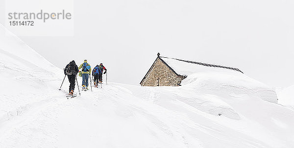 Georgien  Kaukasus  Gudauri  Menschen auf einer Skitour zum Lomisi-Kloster