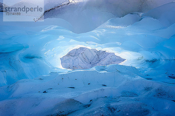 Blaues Eis in einer Eishöhle auf dem Fox Glacier  Südinsel  Neuseeland