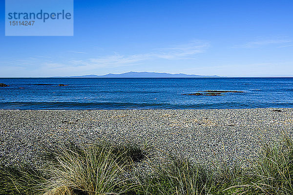 Taramea Bay in Riverton mit Blick auf Stewart Island  Südinsel  Neuseeland