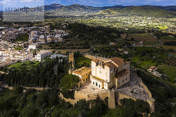 Luftaufnahme der Schweinemastkirche Santuari de Sant Salvador  Arta  Mallorca  Spanien