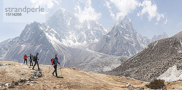 Nepal  Solo Khumbu  Everest  Gruppe von Bergsteigern beim Wandern in Dingboche