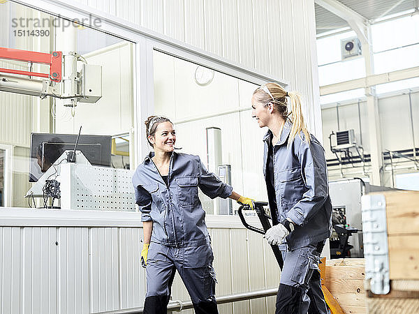 Industrie  Frauen  die Hubwagen benutzen