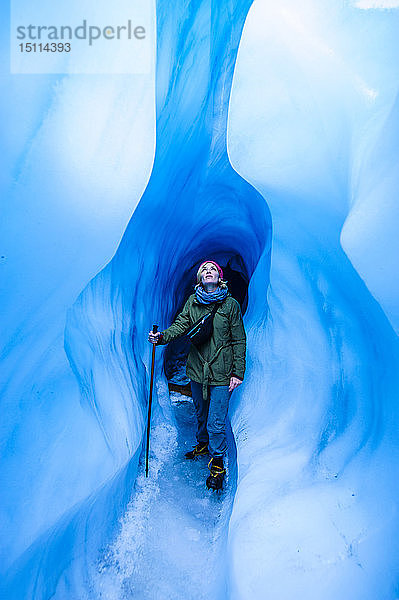Frau steht in einer Eishöhle  Fox Glacier  Südinsel  Neuseeland