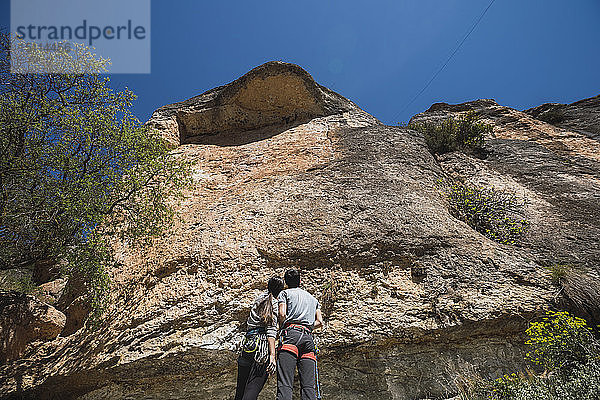 Ehepaar vor einer Kletterwand stehend