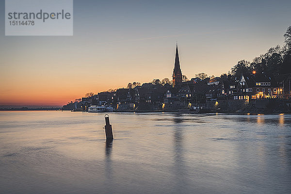 Stadtlandschaft mit der Elbe bei Sonnenuntergang  Lauenburg  Schleswig-Holstein  Deutschland