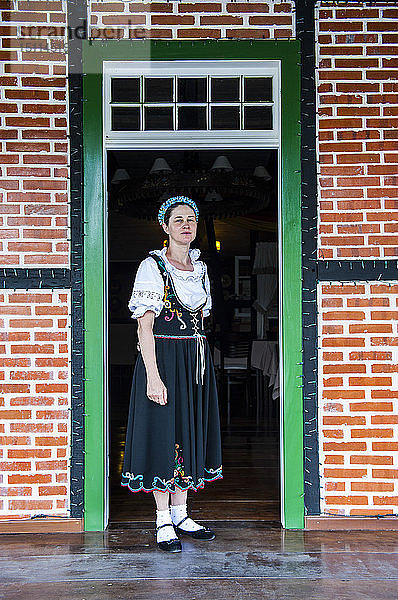 Traditionell gekleidete Frau in der deutschen Stadt Pomerode bei Blumenau  Brasilien