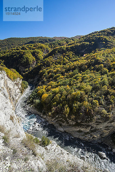 Russland  Kaukasus  Tschetschenien  Die kaukasischen Berge im Herbst mit dem Fluss Argun