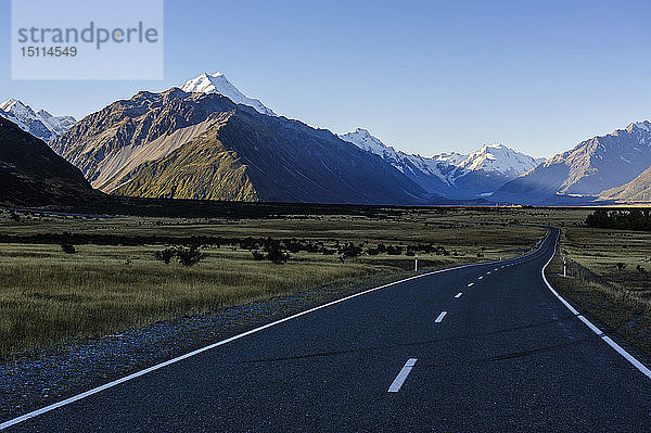 Straße im Mount Cook National Park mit Bergen im Hintergrund  Südinsel  Neuseeland