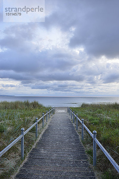 Deutschland  Insel Rügen  Binz  Ostsee  abends Holzpromenade zum Strand