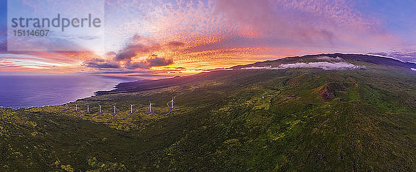 USA  Hawaii  Maui  Südküste  Vulkan Haleakala  Luala?ilua Hills und Windturbinen bei Sonnenuntergang