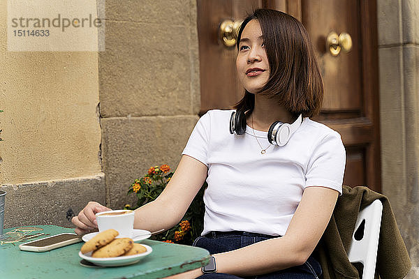 Italien  Florenz  junge Frau in einem Straßencafé