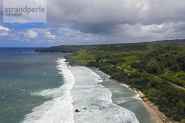 Luftaufnahme über dem Pazifischen Ozean und den West Maui Mountains  Punalau Beach  Maui  Hawaii  USA