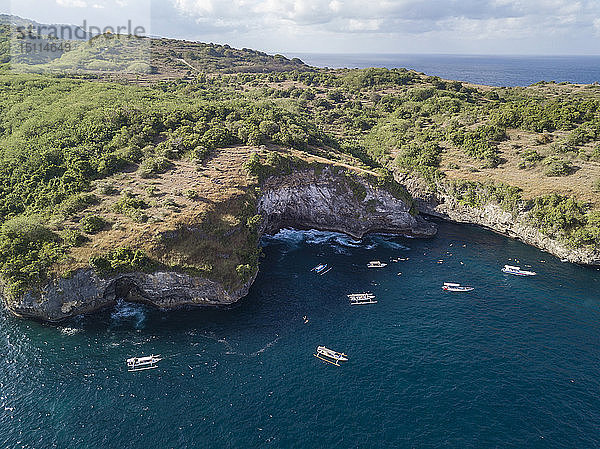 Luftaufnahme von Touristenbooten in der Manta-Bucht  Schnorcheltour  Nusa Penida  Bali  Indonesien