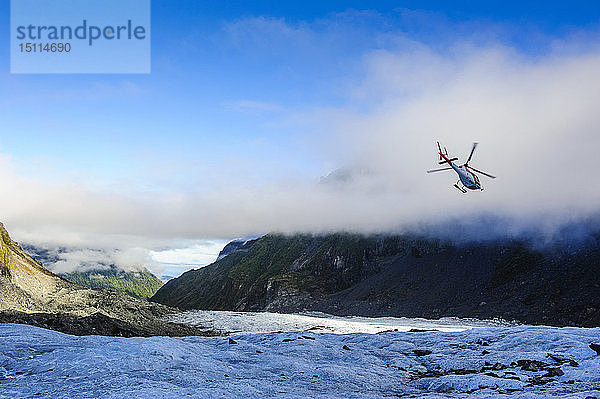 Hubschrauber transportiert Touristen auf den Fox Glacier  Südinsel  Neuseeland