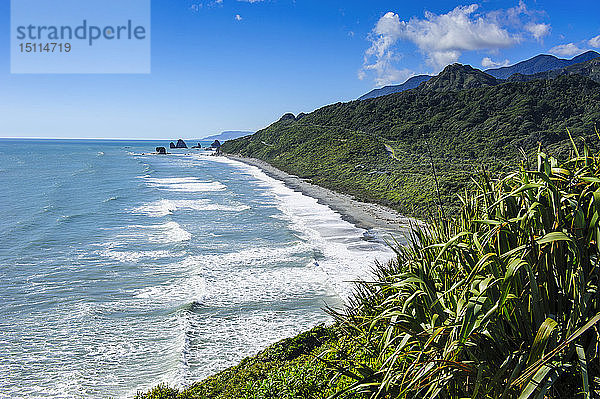 Langer felsiger Strand entlang der Straße zwischen Greymouth und Westport  Südinsel  Neuseeland