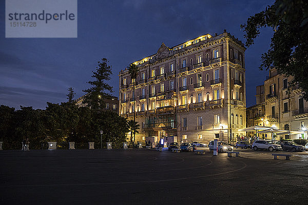 Italien  Sizilien  Ortygia  Syrakus  Hotel Des Etrangers in der Abenddämmerung